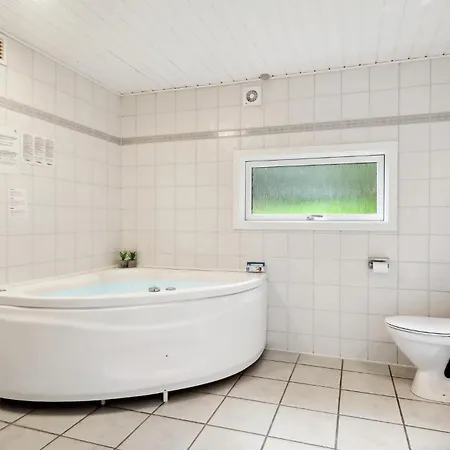 Дом отдыха Cozy Home In Hejls With Sauna Hejls