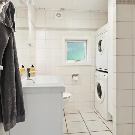 Дом отдыха Cozy Home In Hejls With Sauna *