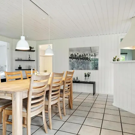 Дом отдыха Cozy Home In Hejls With Sauna