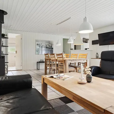 Дом отдыха Cozy Home In Hejls With Sauna *