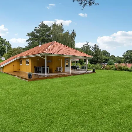 Дом отдыха Cozy Home In Hejls With Sauna *