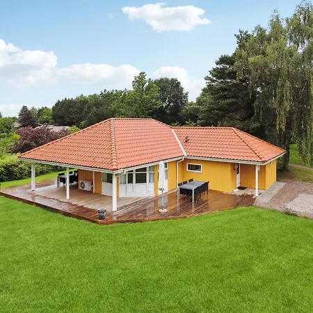 Дом отдыха Cozy Home In Hejls With Sauna Hejls