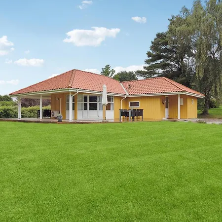 Дом отдыха Cozy Home In Hejls With Sauna